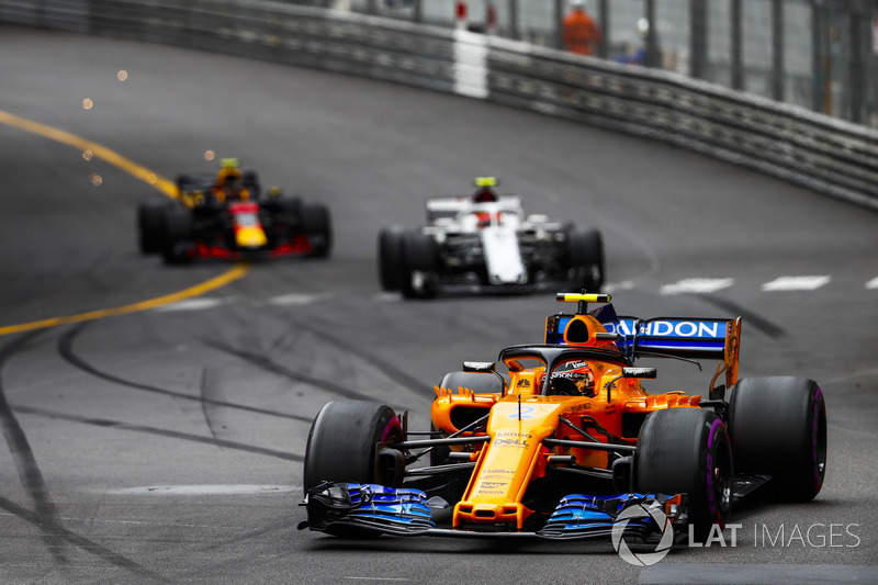 Stoffel Vandoorne, McLaren MCL33, devant Charles Leclerc, Sauber C37, et Max Verstappen, Red Bull Racing RB14