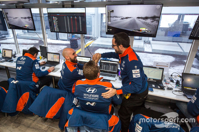 El equipo Hyundai Motorsport celebra la victoria