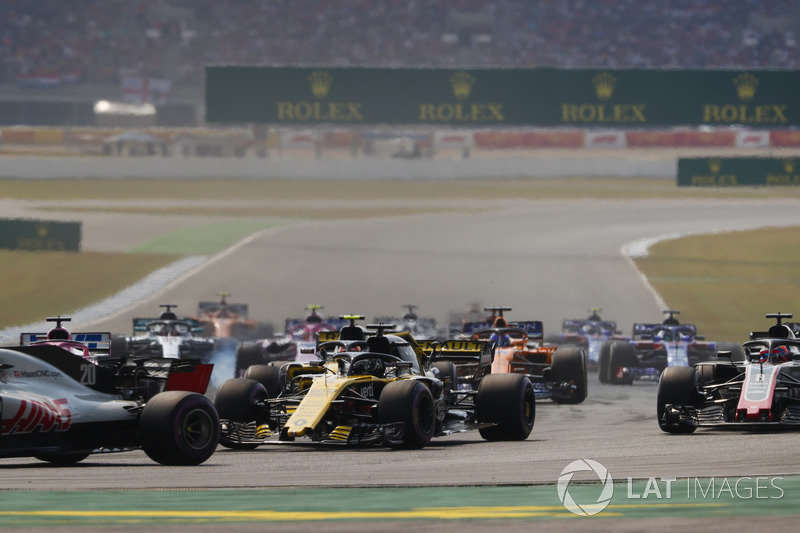Kevin Magnussen, Haas F1 Team VF-18, delante de Nico Hulkenberg, Renault Sport F1 Team R.S. 18, Romain Grosjean, Haas F1 Team VF-18, Sergio Perez, Force India VJM11, Fernando Alonso, McLaren MCL33 en la salida