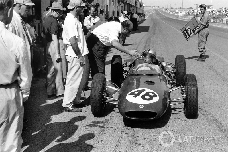 Willy Mairesse, Lotus 21-Climax, in the pits