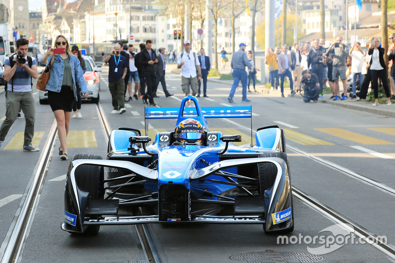 Sébastien Buemi in azione tra le strade di Zurigo