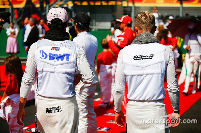 Sergio Perez, Force India, y Kevin Magnussen, Haas F1 Team, en parrilla