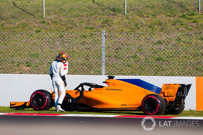 Stoffel Vandoorne, McLaren MCL33, varado en la pista