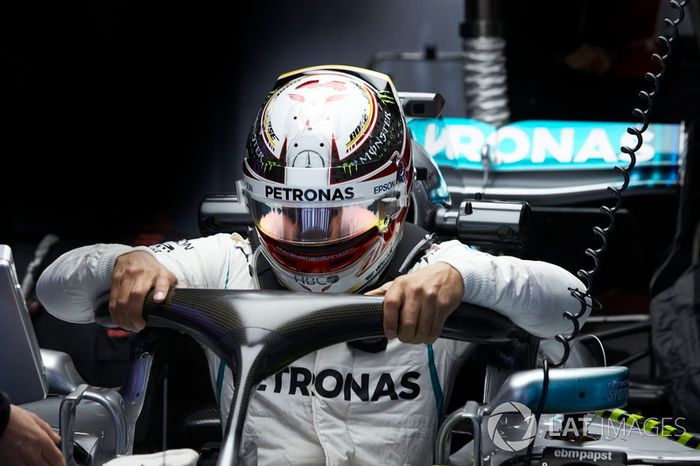 Lewis Hamilton, Mercedes AMG F1, sube a su coche