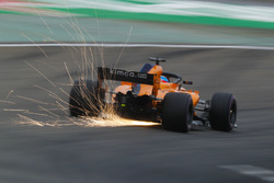 Las chispas vuelan desde el coche de Fernando Alonso, McLaren MCL33 Renault