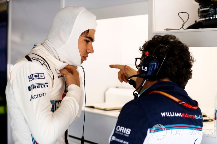 Lance Stroll, Williams Racing, habla con Luca Baldisserri, ingeniero, Williams F1