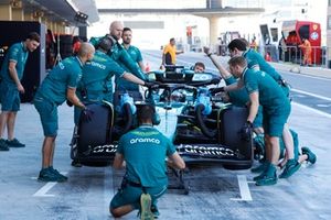 Empurrão dos mecânicos Felipe Drugovich, Aston Martin AMR24