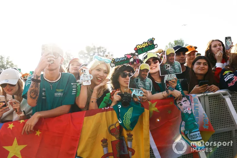 Les fans affichent leur soutien à Fernando Alonso, Aston Martin F1 Team, dans le forum des fans.