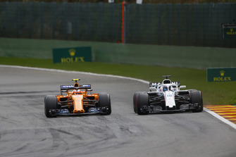Lance Stroll, Williams FW41, en lutte avec Stoffel Vandoorne, McLaren MCL33