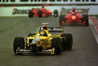 Damon Hill, Jordan 198 ve Michael Schumacher, Ferrari F300 ve Eddie Irvine, Ferrari F300