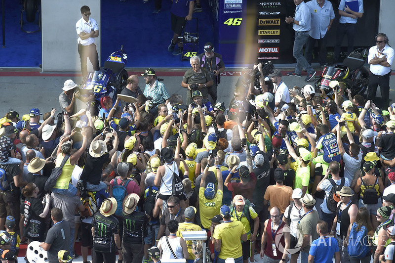 Valentino Rossi avec des fans