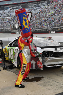 Kyle Busch, Joe Gibbs Racing, Toyota Camry M&M's White Chocolate crew