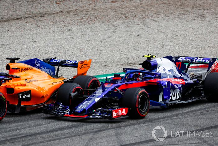 Fernando Alonso, McLaren MCL33, y Pierre Gasly, Toro Rosso STR13, batallan rueda a rueda