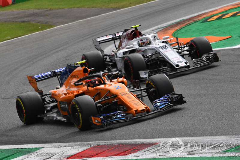 Stoffel Vandoorne, McLaren MCL33 and Charles Leclerc, Sauber C37 battle