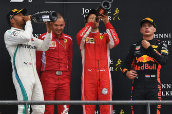 Lewis Hamilton, Mercedes AMG F1, David Sanchez, Ferrari, Sebastian Vettel, Ferrari e Max Verstappen, Red Bull Racing, festeggiano sul podio con lo champagne