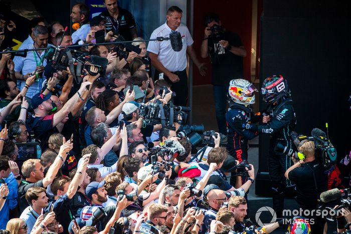 El ganador Max Verstappen, Red Bull Racing, y el tercero, George Russell, Mercedes-AMG, se felicitan en el parque cerrado