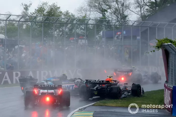 Pierre Gasly, Alpine A524, part en tête-à-queue devant Sergio Perez, Red Bull Racing RB20, Esteban Ocon, Alpine A524, au départ.