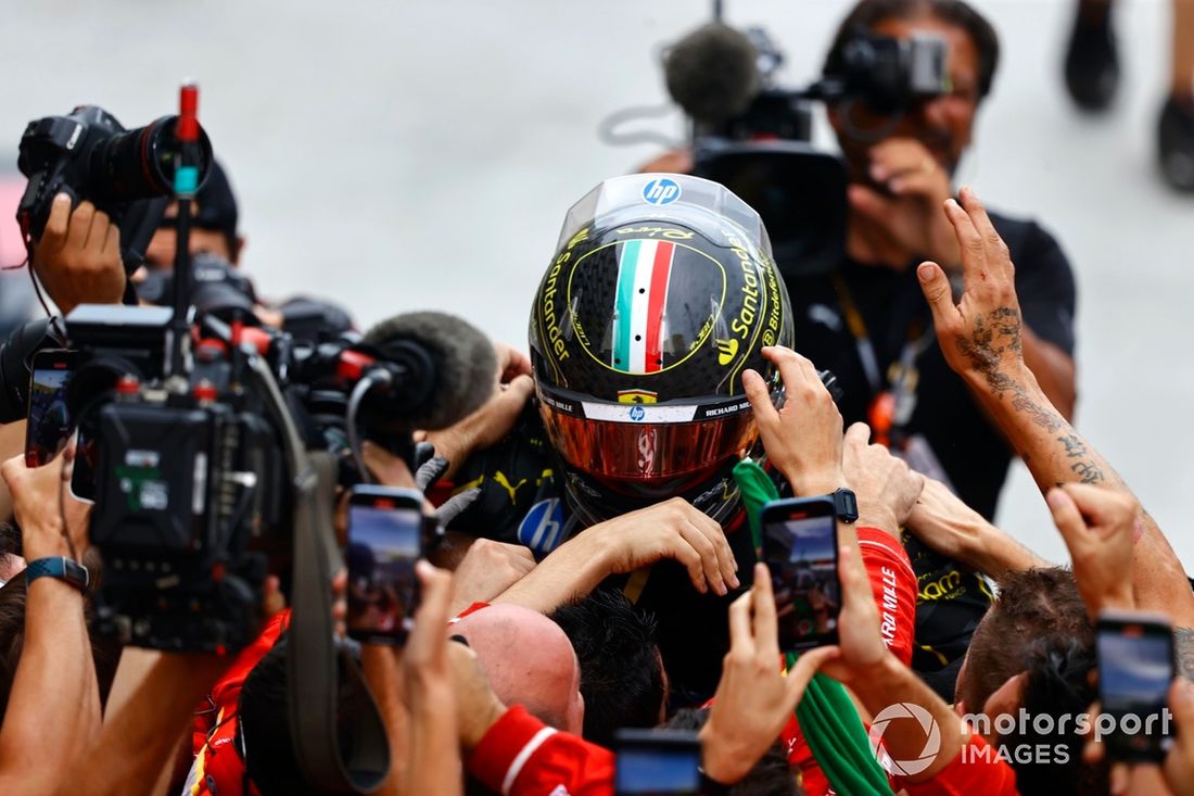 Charles Leclerc, Scuderia Ferrari, 1ª posición, salta en brazos de su equipo en Parc Ferme 