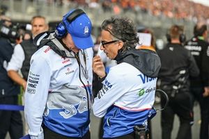 Alan Permane, Director de carreras, RB F1 Team, Laurent Mekies, Director de equipo, RB F1 Team, en la parrilla de salida 