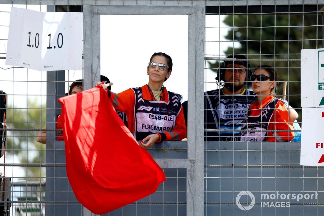 Un mariscal agita la bandera roja
