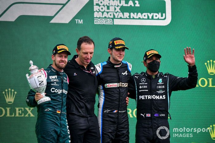 Sebastian Vettel, Aston Martin, secondo classificato, Laurent Rossi, CEO, Alpine F1, Esteban Ocon, Alpine F1, primo classificato, e Lewis Hamilton, Mercedes, terzo classificato, sul podio