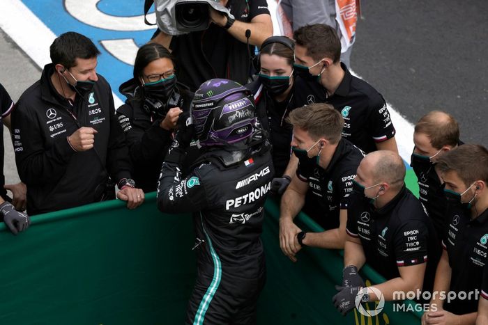Pole Position de Lewis Hamilton, de Mercedes, celebra con el equipo de Merecedes