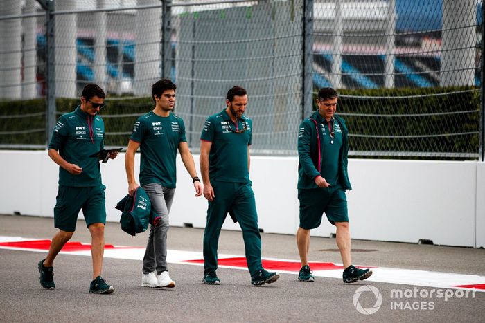 Lance Stroll, Aston Martin, camina la pista