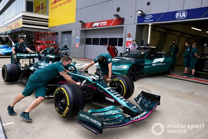 Aston Martin safety car y Aston Martin AMR21 