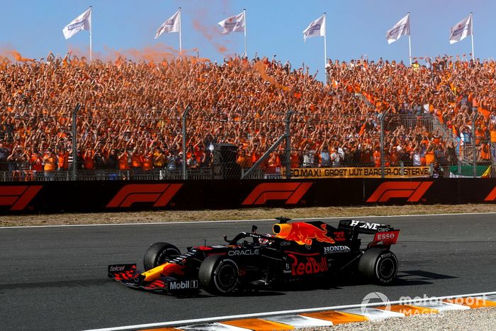 Ganador Max Verstappen, Red Bull Racing RB16B saluda a los fans