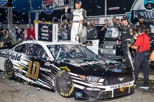 Race winner Aric Almirola, Stewart-Haas Racing, Ford Mustang