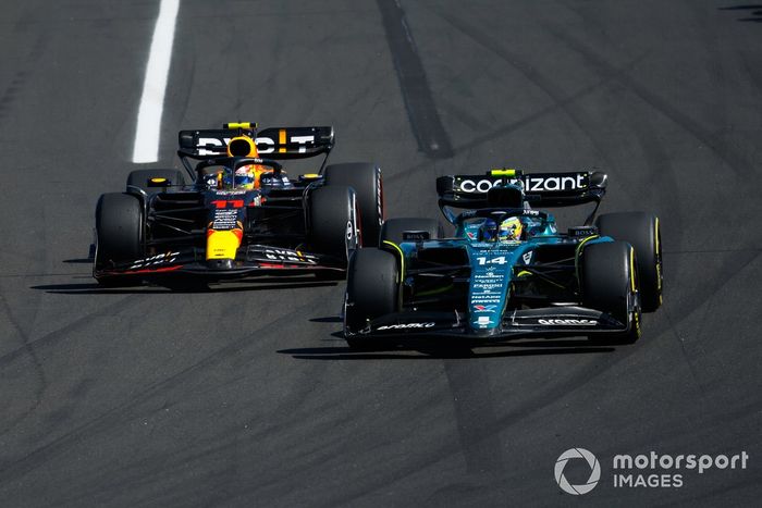 Fernando Alonso, Aston Martin AMR23, lucha con Sergio Pérez, Red Bull Racing RB19