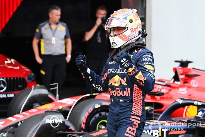 El hombre de la pole Max Verstappen, Red Bull Racing, celebra a su llegada al Parc Ferme
