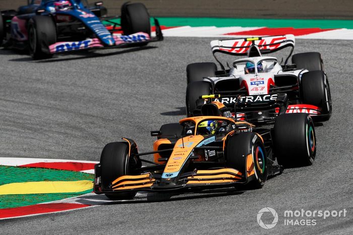 Lando Norris, McLaren MCL36, Mick Schumacher, Haas VF-22 