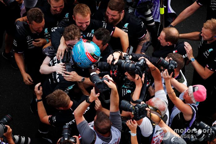 Ganador de la pole George Russell, de Mercedes-AMG, celebra con su equipo en el Parc Ferme