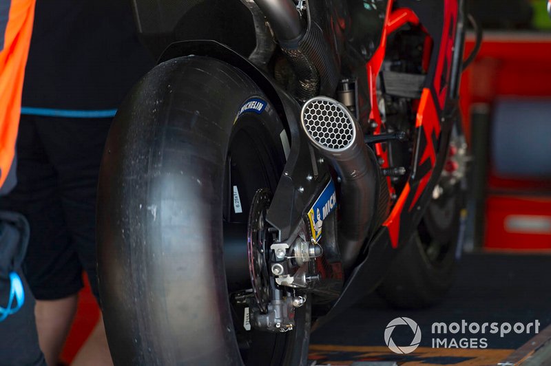 KTM RC16: Auspuff