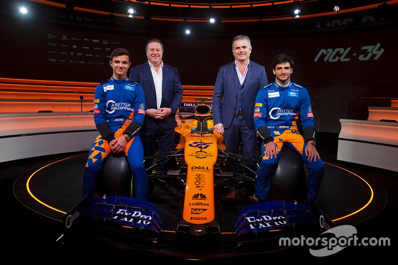 Lando Norris, McLaren, Carlos Sainz Jr., McLaren, Zak Brown, Direttore Esecutivo, McLaren Racing