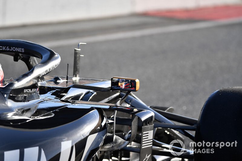 Il riflesso di Romain Grosjean, Haas F1 Team VF-19 nello specchietto della sua monoposto