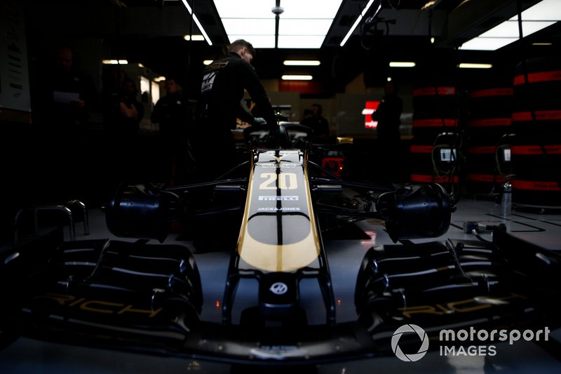 Haas VF-19 in garage