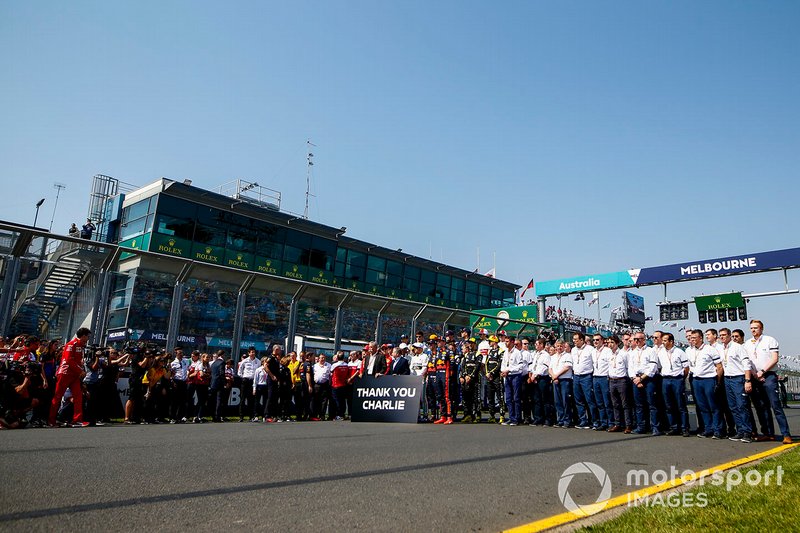 Pilotlar, Chase Carey, Formula 1 Direktörü ve Jean Todt, FIA Başkanı ile Charlie Whiting anısına