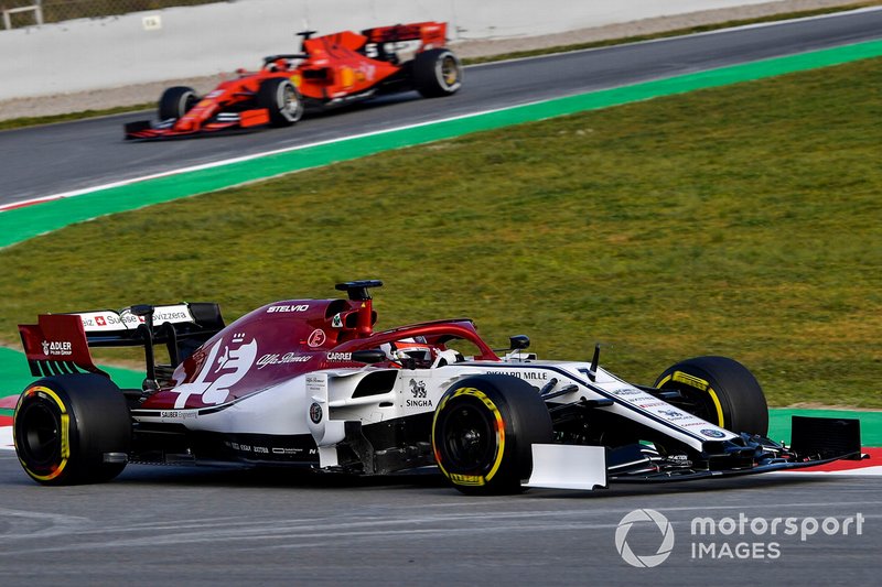 Kimi Raikkonen, Alfa Romeo Racing C38, y Sebastian Vettel, Ferrari SF90