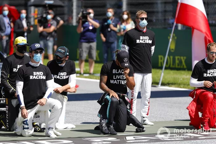 Nicholas Latifi, Williams Racing, George Russell, Williams Racing, Lewis Hamilton, Mercedes-AMG Petronas F1, Kimi Raikkonen, Alfa Romeo, Sebastian Vettel, Ferrari,  arrodillados en apoyo de la campaña Black Lives Matter
