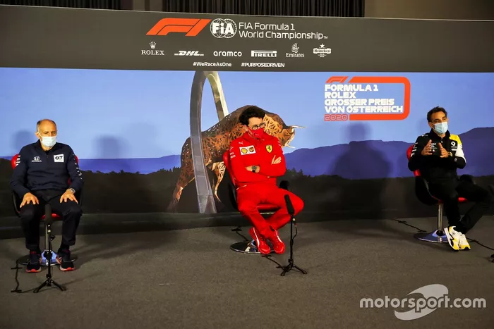 Franz Tost, Team Principal, AlphaTauri, Mattia Binotto, Team Principal Ferrari y Cyril Abiteboul, Director General, Renault F1 Team en la conferencia de prensa