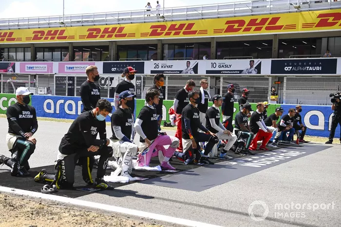 Los pilotos se arrodillan