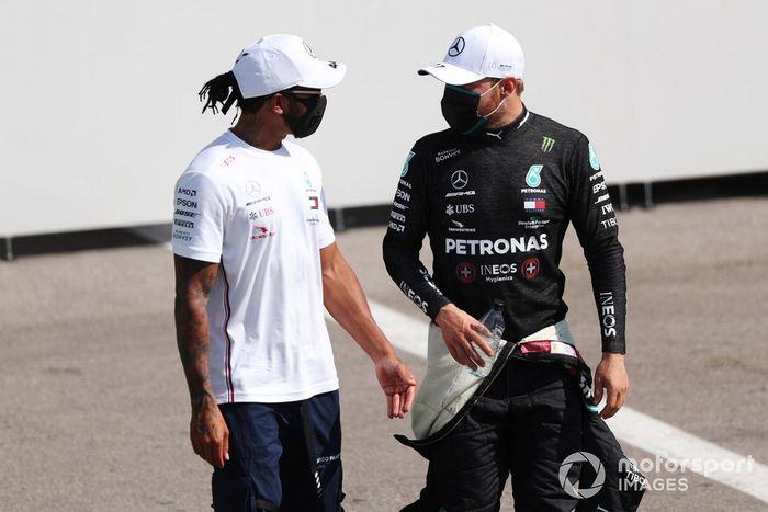 Ganador de la pole Lewis Hamilton, Mercedes-AMG Petronas F1, segundo Valtteri Bottas, Mercedes-AMG Petronas F1