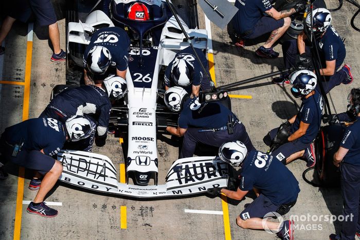 Daniil Kvyat, AlphaTauri AT01, con su ala delantera cambiada en los pits
