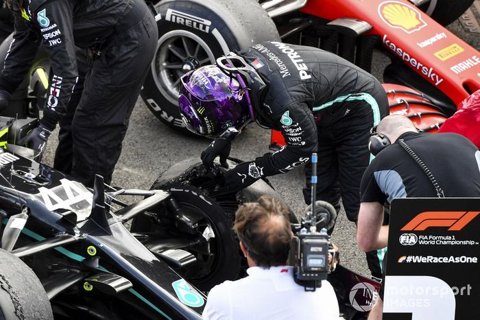 Ganador Lewis Hamilton, Mercedes-AMG F1, revisa su neumático pinchado en Parc Ferme