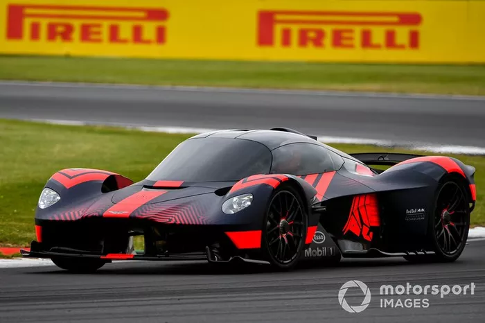 Un Aston Martin Valkyrie conduce algunas vueltas