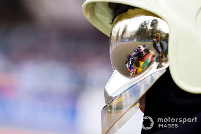 Pierre Gasly, Toro Rosso STR14, se refleja en el visor del jefe de bomberos