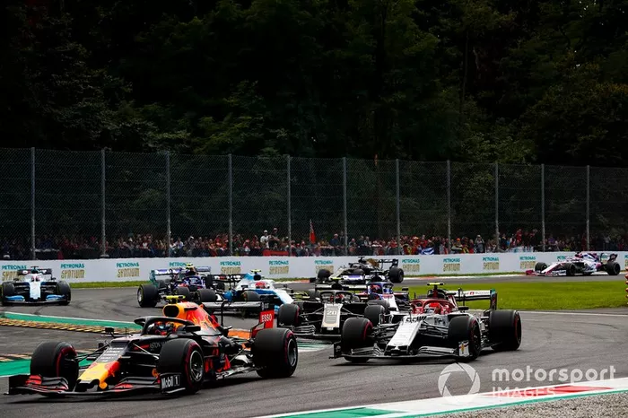 Alex Albon, Red Bull RB15, precede Antonio Giovinazzi, Alfa Romeo Racing C38, Kevin Magnussen, Haas F1 Team VF-19, Daniil Kvyat, Toro Rosso STR14, e il resto delle auto all'inizio della gara