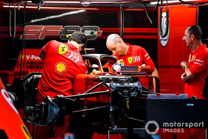 Meccanici della Ferrari preparano l'auto di Sebastian Vettel, Ferrari SF90, in garage